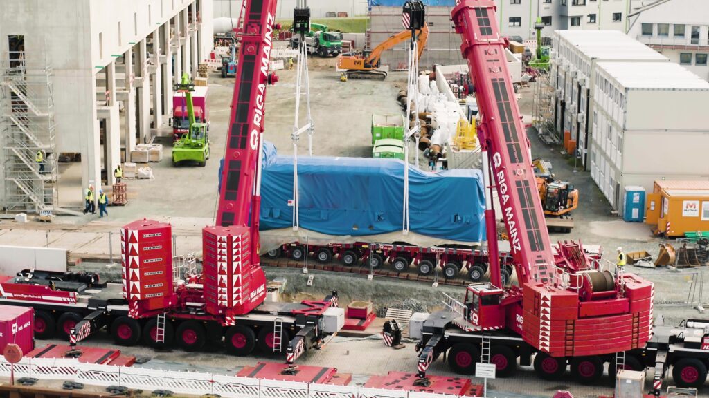 cranes lifting genset at final jobsite onto SPMTs, multimodal delivery