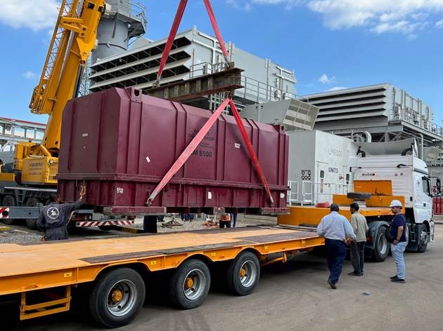 LM6000 cans unloading at port